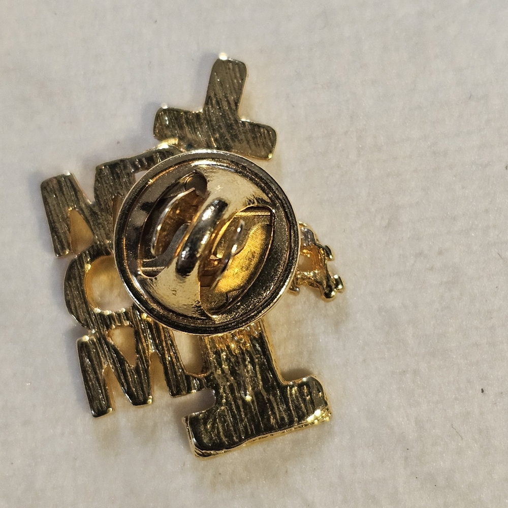 #1 Mom Lapel Pin - Picture 4 of 4